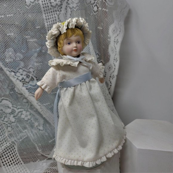 Avon Porcelain 1983 Cloth Dot Dress With Stand - Picture 5 of 10